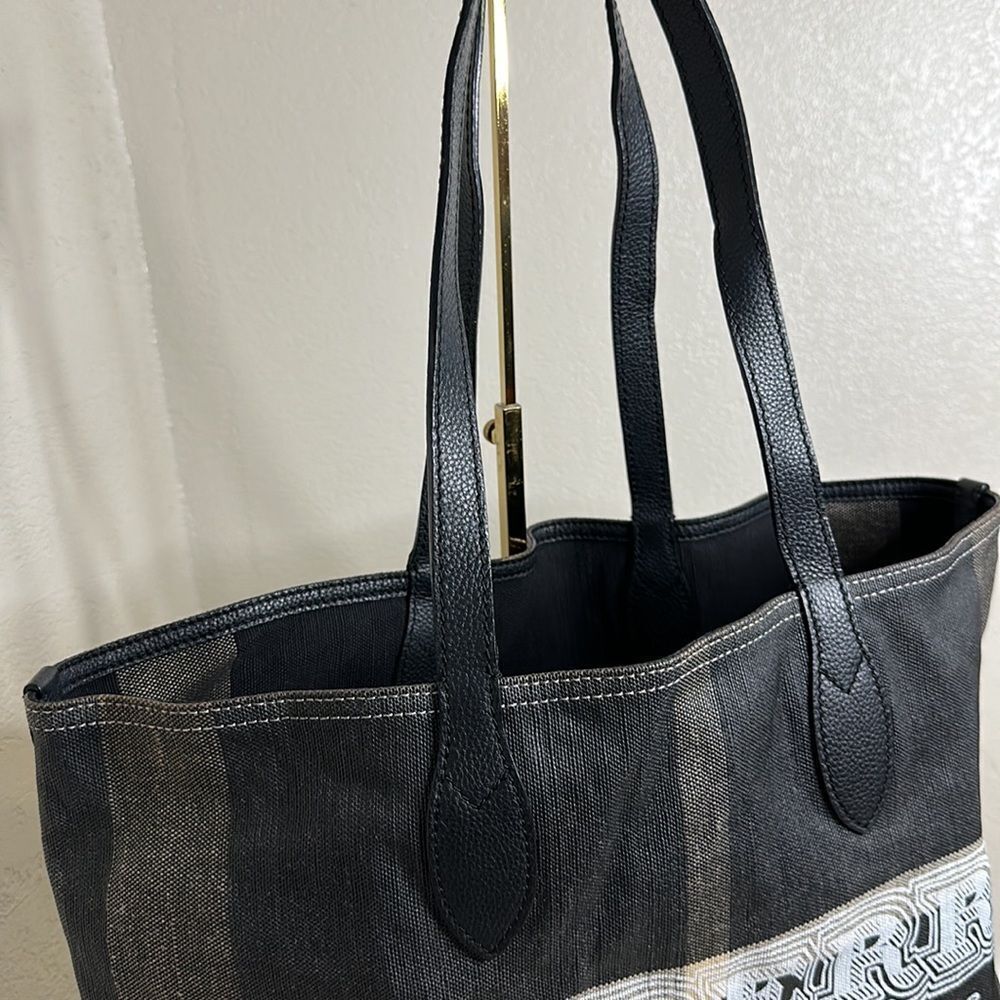 💯 Authentic Burberry Doodle Tote🍀 - Picture 11 of 16